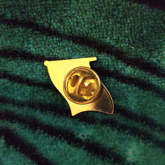 Vintage Goodwill Flag Lapel pin - Picture 3 of 3